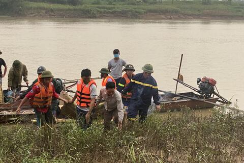 Đội Chữa cháy và cứu nạn cứu hộ khu vực 4 tìm kiếm nạn nhân đuối nước tại sông Mã.