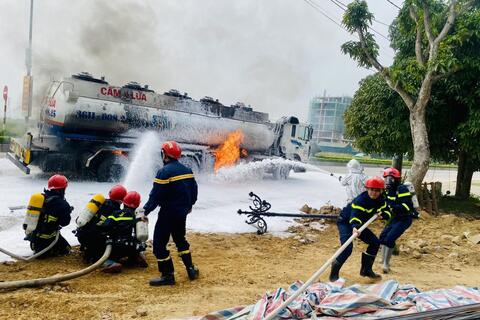 Hàng chục chiến sỹ Cảnh sát PCCC khống chế đám cháy xe bồn chở dầu