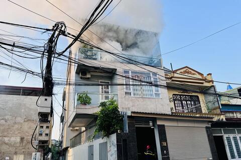 Dập tắt đám cháy nhà dân tại Phường Đông Vệ