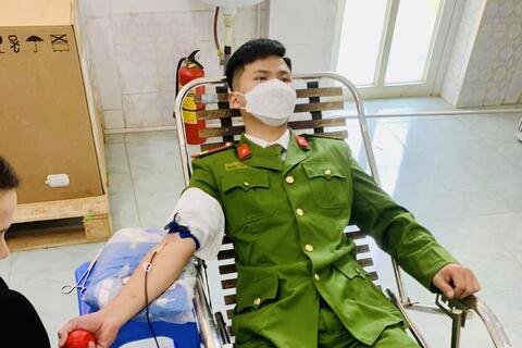 Chiến sỹ Cảnh sát PCCC kịp thời hiến máu, cứu người