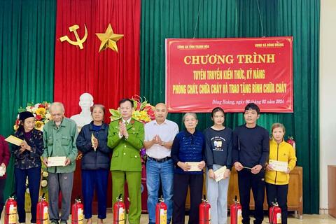 Trao tặng 250 bình chữa cháy cho các hộ nghèo, hộ cận nghèo xã Đông Hoàng, huyện Đông Sơn