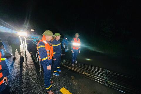 Cảnh sát phòng cháy, chữa cháy và cứu nạn, cứu hộ dầm mưa trong đêm sơ tán người dân khỏi vùng ngập lụt