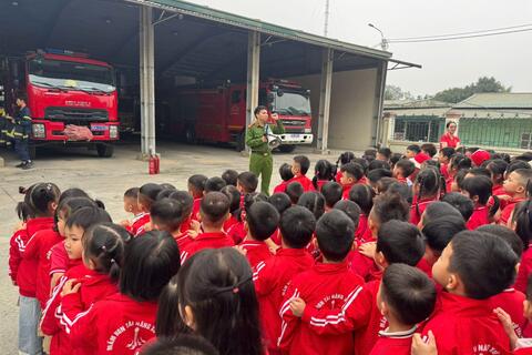 Chương trình trải nghiệm “Bé tập làm lính cứu hoả”
