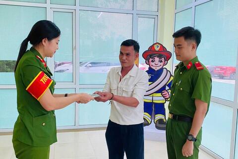 Nữ cán bộ Phòng Cảnh sát PCCC và CNCH trả lại tài sản cho người dân đánh rơi