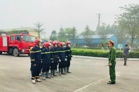 Thực tập phương án chữa cháy của cơ quan Công an tại Nhà máy chế biến hải sản và sản xuất đá lạnh Nghi Sơn