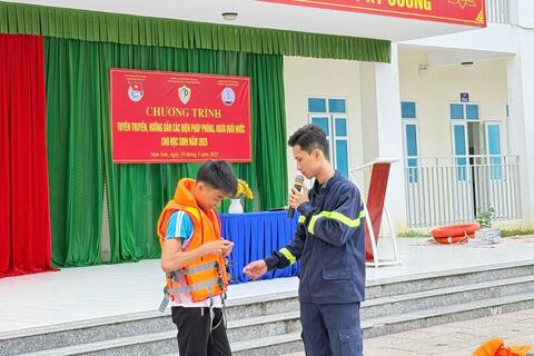 Học sinh xứ Thanh được tuyên truyền kỹ năng phòng, chống đuối nước