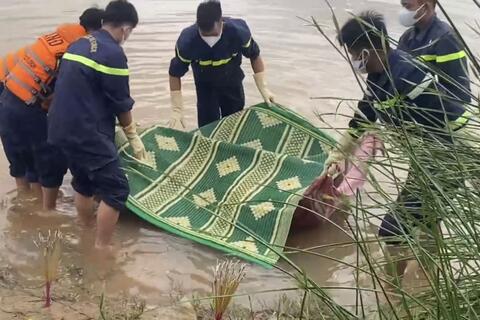 Tổ chức vớt thi thể nam giới trôi dạt trên sông Mã