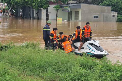 Cảnh sát PCCC và CNCH cứu người dân bị cuốn trôi giữa dòng nước lũ