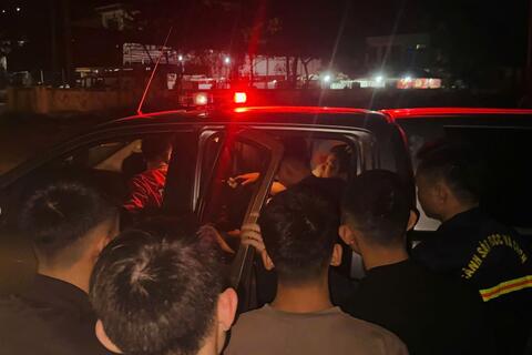 Thanh Hóa: Dùng xe chỉ huy chữa cháy đưa nạn nhân bị tai nạn giao thông đi cấp cứu