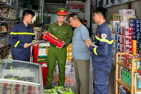 Tuyên truyền, kiểm tra công tác PCCC tại hộ kinh doanh và điểm bầu cử trên địa bàn xã Hoằng Hóa
