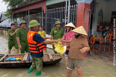 Công an cơ sở chung tay hỗ trợ Nhân dân khắc phục hậu quả mưa lũ