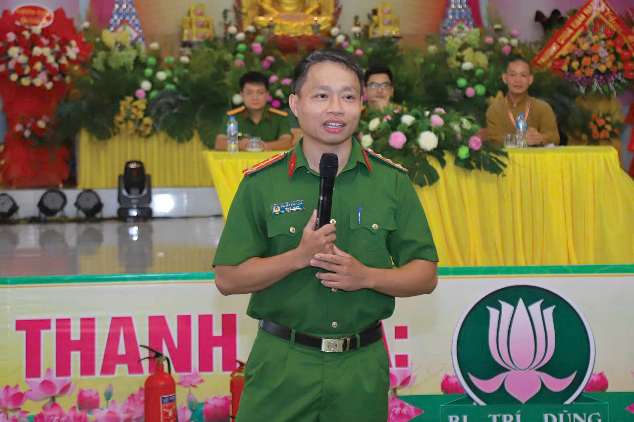 Cán bộ Công an phường Sầm Sơn tuyên truyền phổ biến pháp luật