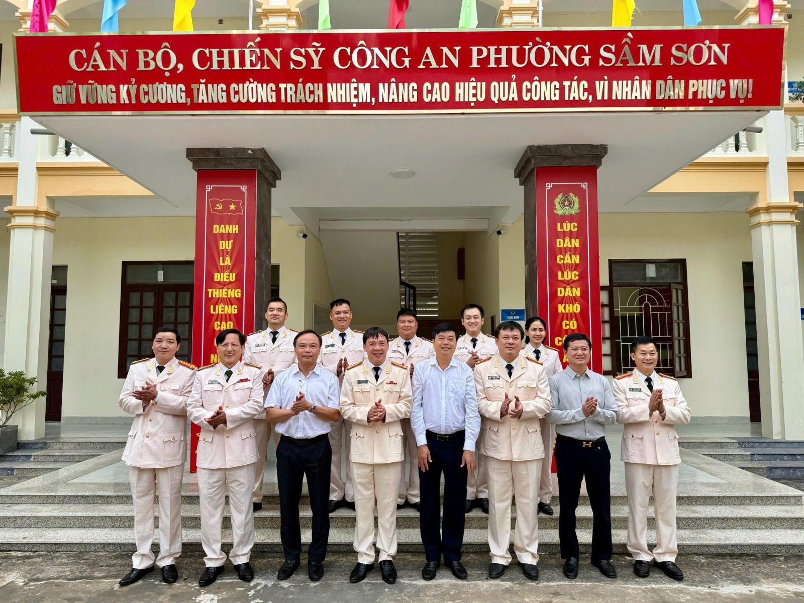 Lãnh đạo Đảng uỷ, UBND phường Sầm Sơn chụp ảnh lưu niệm với tập thể chỉ huy Công an phường và CBCS Tổ An ninh