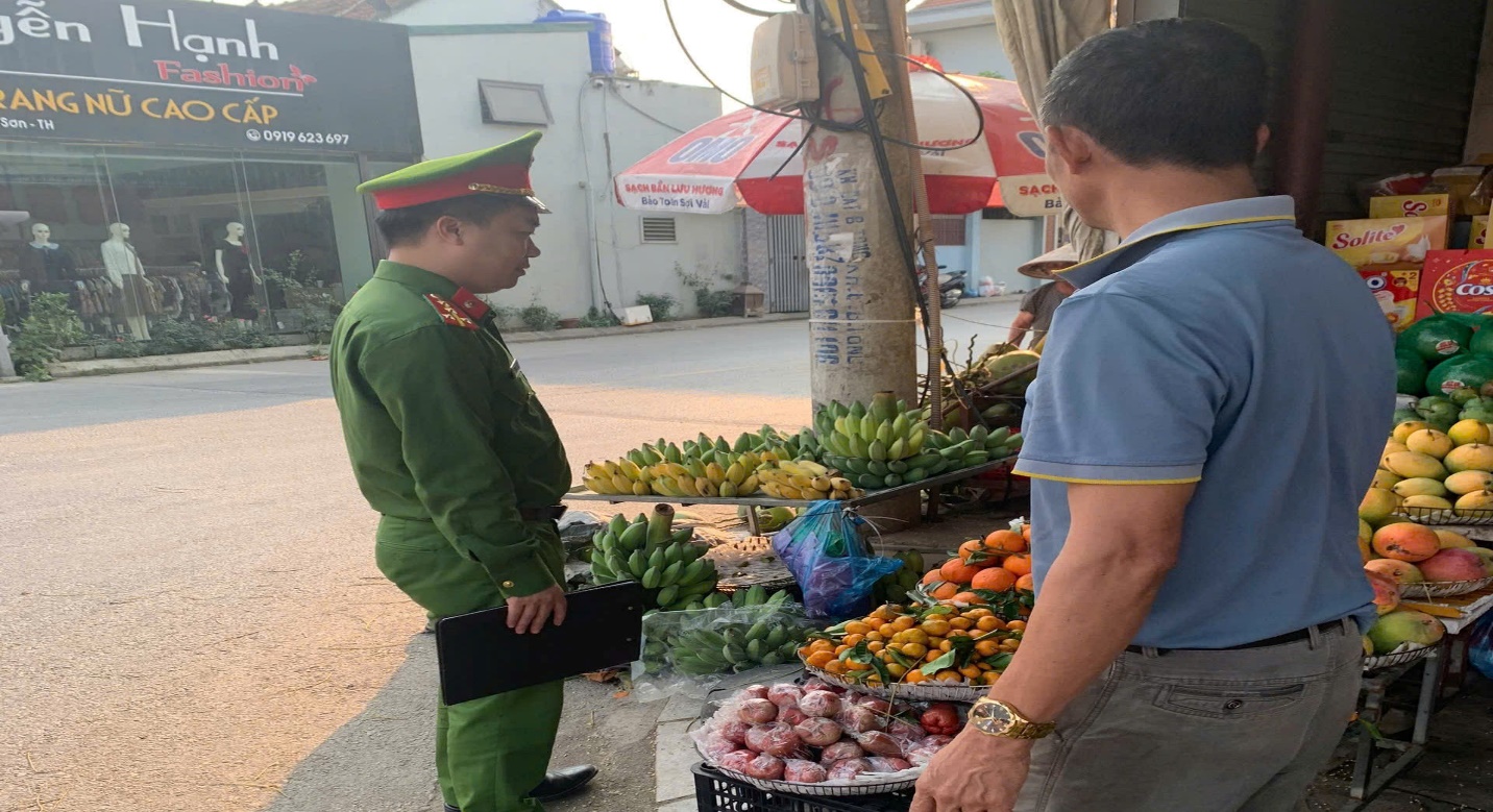 Công an xã Nga Sơn tuyên truyền, nhắc nhở hộ kinh doanh không lấn chiếm lòng, lề đường.