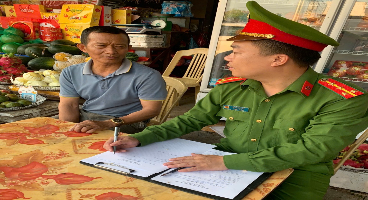 Công an xã Nga Sơn tuyên truyền, nhắc nhở hộ kinh doanh không lấn chiếm lòng, lề đường.