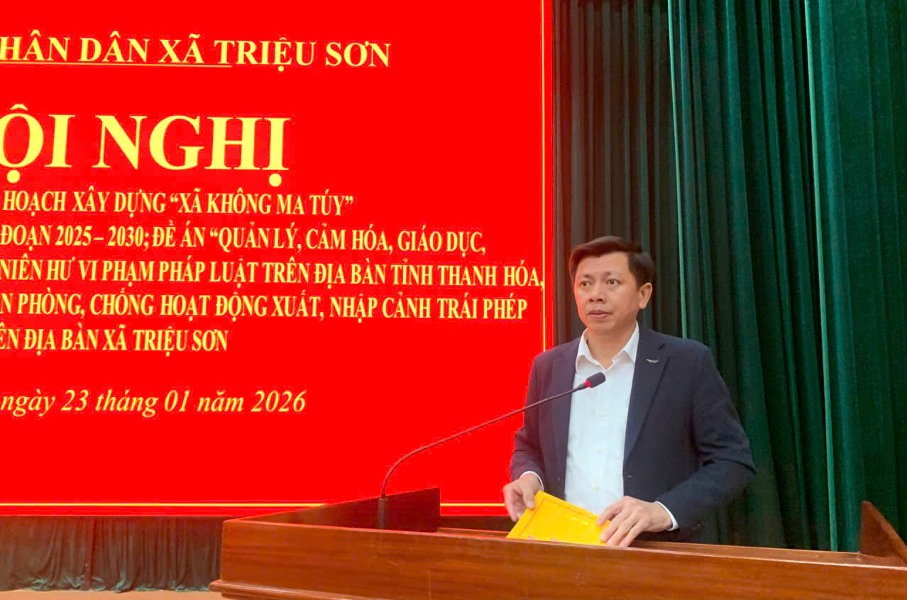 Đồng chí Nguyễn Văn Sơn, Phó Chủ tịch UBND xã phát biểu tại hội nghị