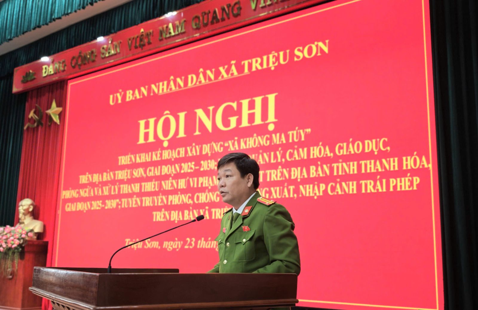 Đồng chí Trung tá Nguyễn Văn Thu - Ủy viên BTV Đảng ủy, Bí thư chi bộ, Trưởng Công an xã triển khai Kế hoạch xây dựng "Xã không ma túy" trên địa bàn xã Triệu Sơn giai đoạn 2025-2030 và Đề án "Quản lý, cảm hóa, giáo dục, phòng ngừa và xử lý thanh thiếu niên hư vi phạm pháp luật trên địa bàn tỉnh Thanh Hóa giai đoạn 2025-2030