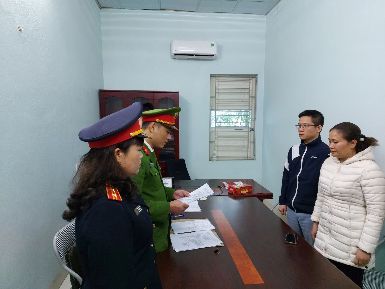 Cơ quan CSĐT thi hành Lệnh khám xét nơi ở, nơi làm việc và Lệnh bắt bị can để tạm giam đối với Trịnh Ngọc Tuấn