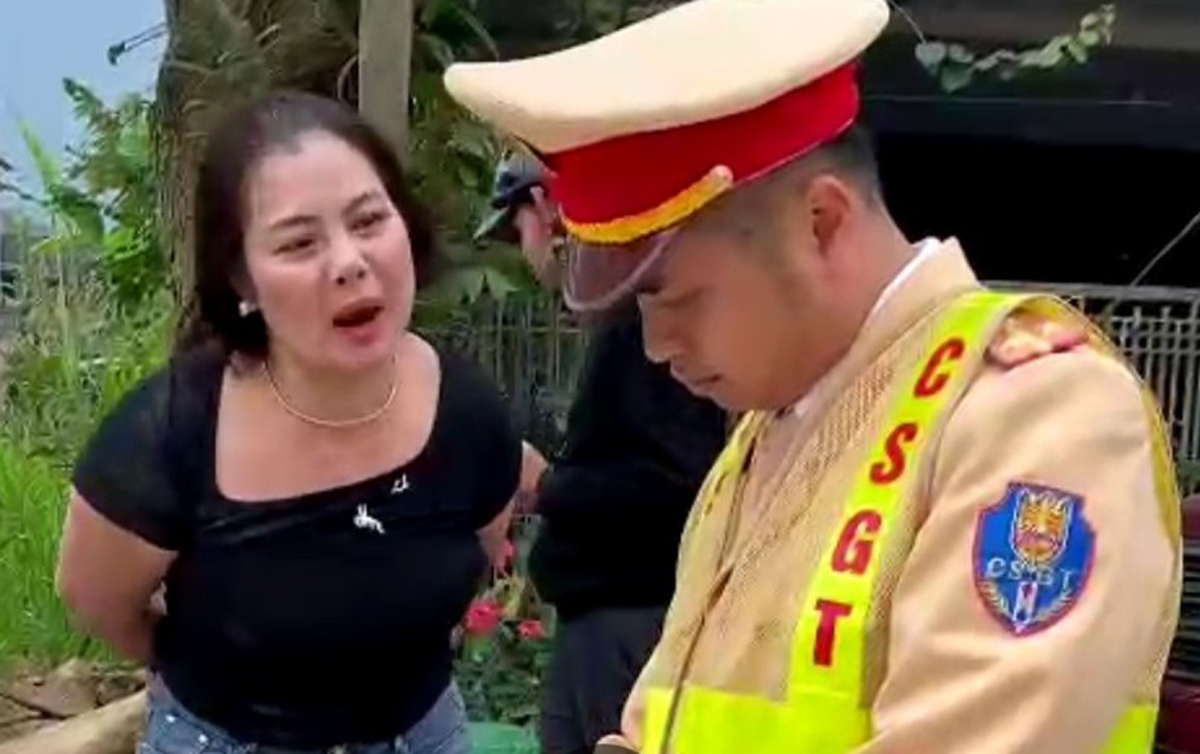 Nguyễn Thị Ngân chống đối, cản trở tổ công tác lập biên bản (ảnh cắt từ clip)