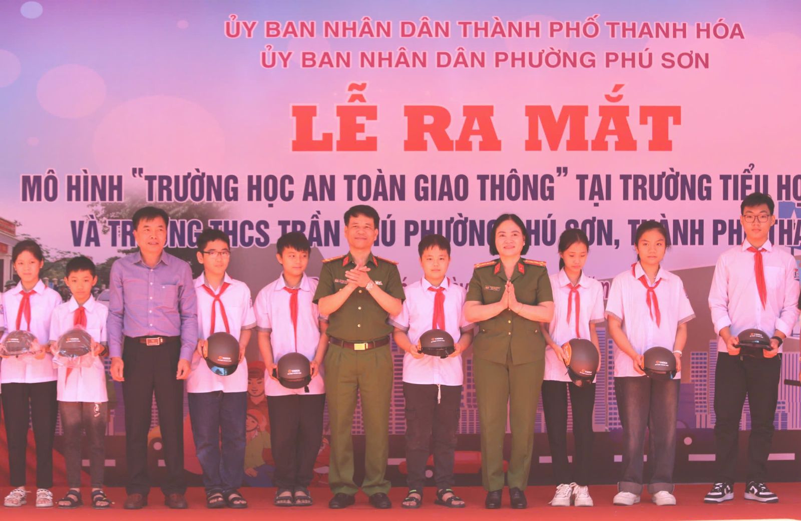 - Trao tặng mũ bảo hiểm cho các em học sinh trường THCS Trần Phú