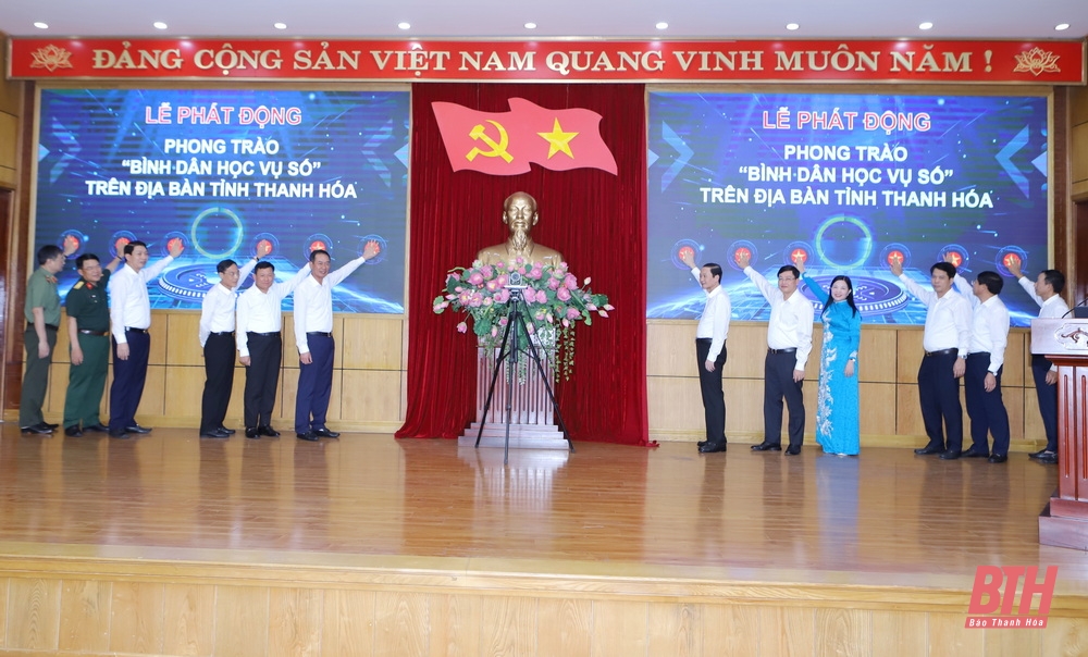 5. Các đồng chí lãnh đạo tỉnh thực hiện nghi thức bấm nút phát động phong trào “Bình dân học vụ số” trên địa bàn tỉnh. (Báo Thanh Hóa)